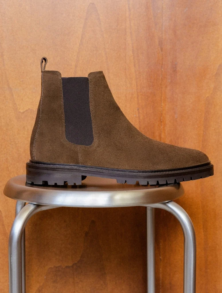 Visuel de profil des Chelsea boots à semelle crantée en cuir suédé marron cookies BOBBIES HOMME Fargo