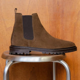 Visuel de profil des Chelsea boots à semelle crantée en cuir suédé marron cookies BOBBIES HOMME Fargo