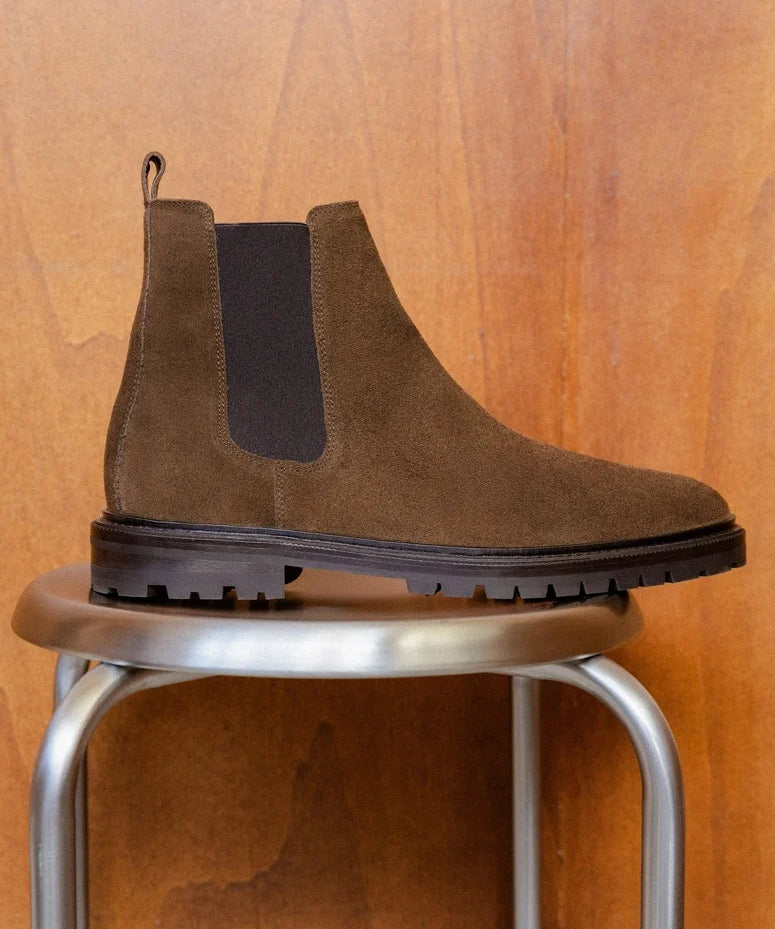 Visuel de profil des Chelsea boots à semelle crantée en cuir suédé marron cookies BOBBIES HOMME Fargo