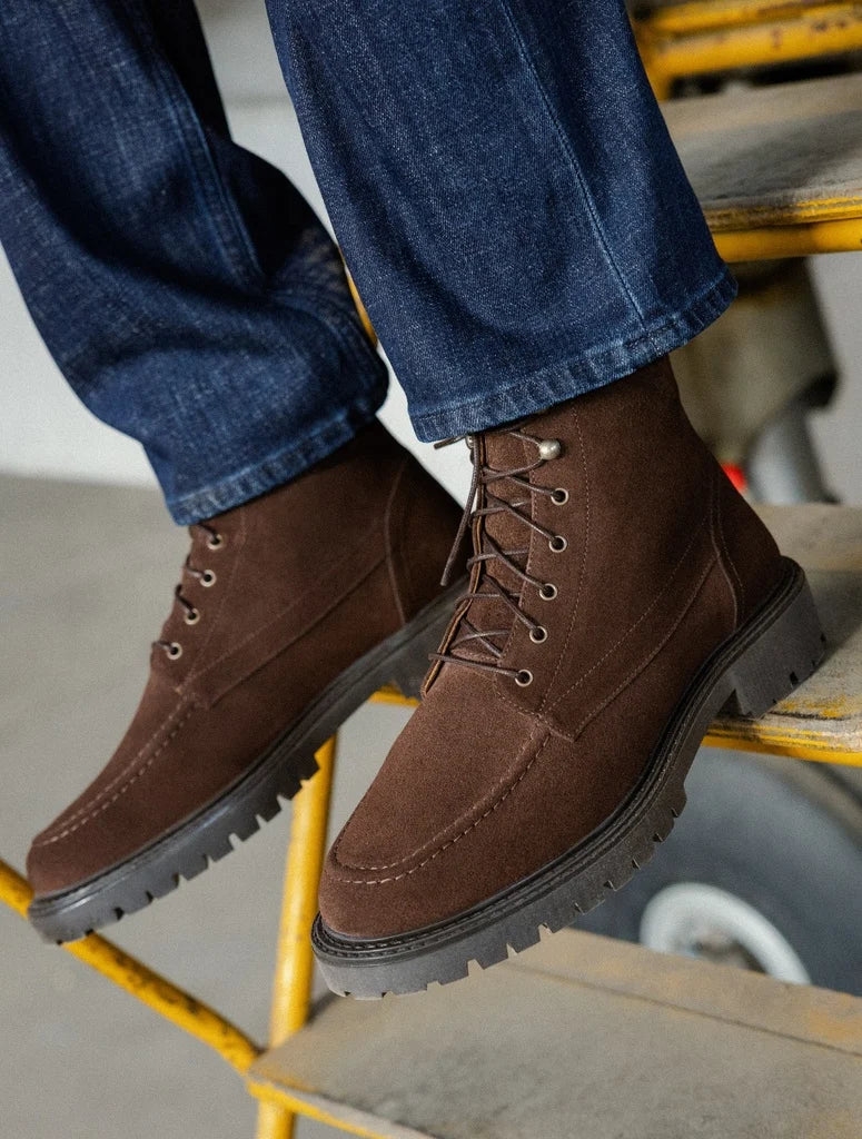 Visuel porté de profil des boots à lacets en cuir suédé cacao BOBBIES HOMME Leeroy avec un jean brut