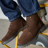 Visuel porté de profil des boots à lacets en cuir suédé cacao BOBBIES HOMME Leeroy avec un jean brut