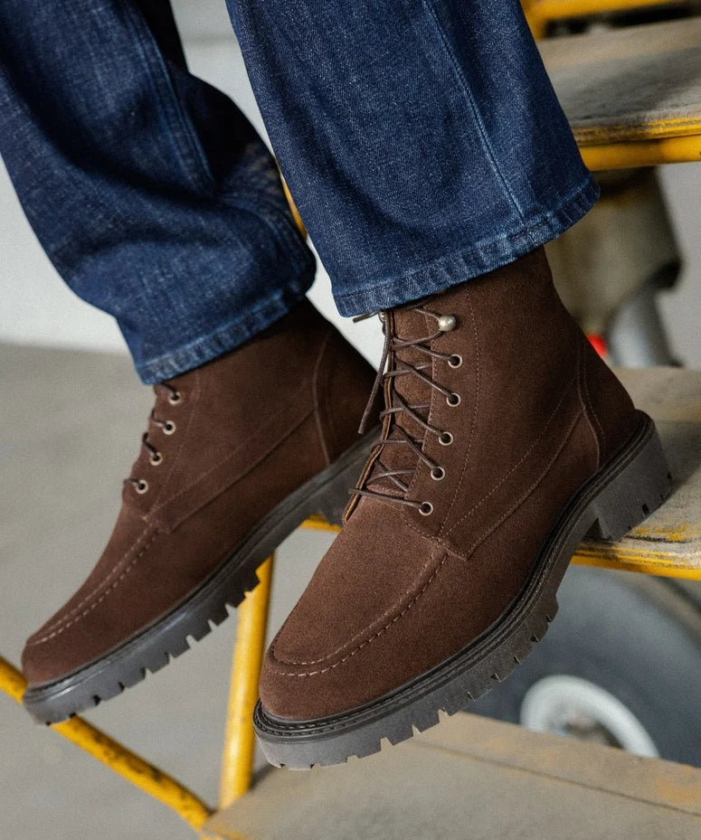 Visuel porté de profil des boots à lacets en cuir suédé cacao BOBBIES HOMME Leeroy avec un jean brut