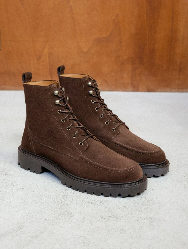 Vue de trois-quarts des bottines en cuir velours marron cacao Leeroy BOBBIES HOMME avec œillets et crochets