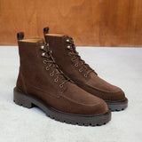 Vue de trois-quarts des bottines en cuir velours marron cacao Leeroy BOBBIES HOMME avec œillets et crochets