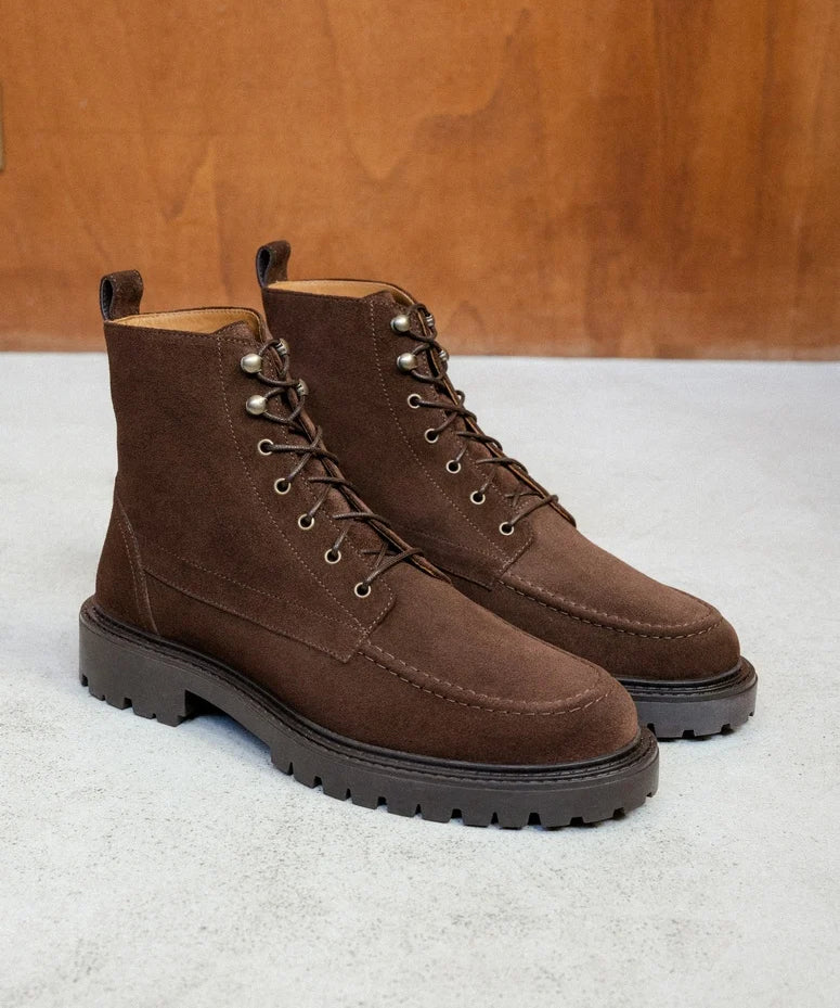 Vue de trois-quarts des bottines en cuir velours marron cacao Leeroy BOBBIES HOMME avec œillets et crochets