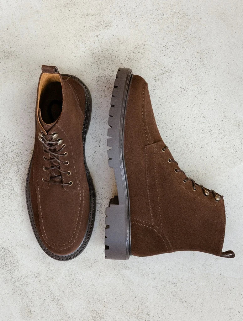 Vue de dessus et de profil des boots suédées cacao Leeroy BOBBIES HOMME révélant la doublure en cuir