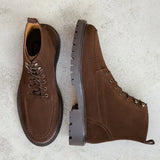 Vue de dessus et de profil des boots suédées cacao Leeroy BOBBIES HOMME révélant la doublure en cuir