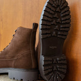Gros plan sur la semelle crantée en caoutchouc isolante des boots Leeroy BOBBIES HOMME