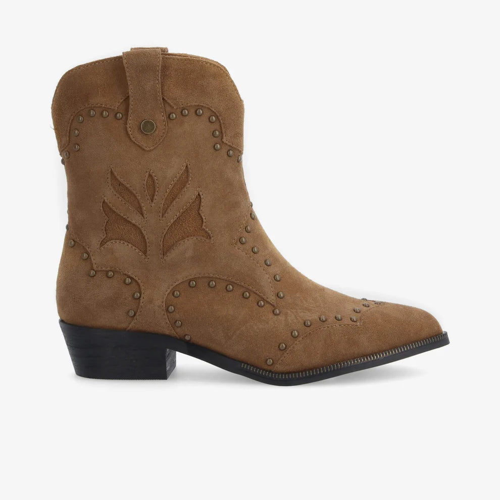 Vue de profil de la bottine Schmoove Maia camel montrant le motif végétal latéral et le talon biseauté de 3,5 cm