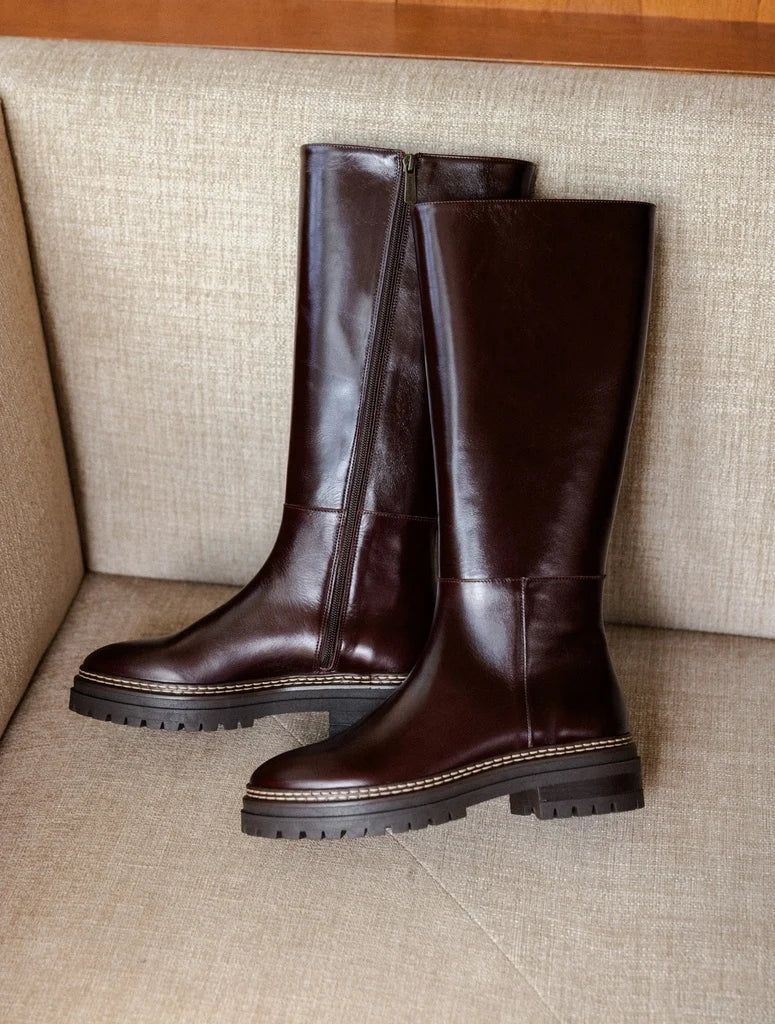 Vue de deux-tiers des bottes en cuir coffee Perry BOBBIES FEMME révélant la fermeture zippée intérieure