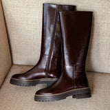 Vue de deux-tiers des bottes en cuir coffee Perry BOBBIES FEMME révélant la fermeture zippée intérieure