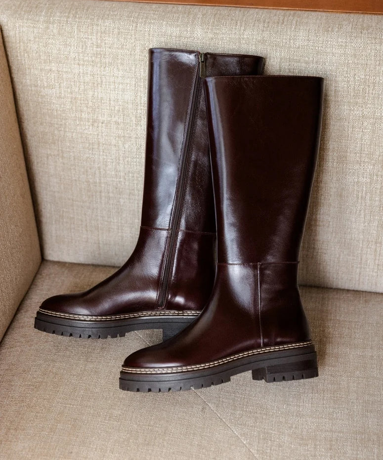 Vue de deux-tiers des bottes en cuir coffee Perry BOBBIES FEMME révélant la fermeture zippée intérieure