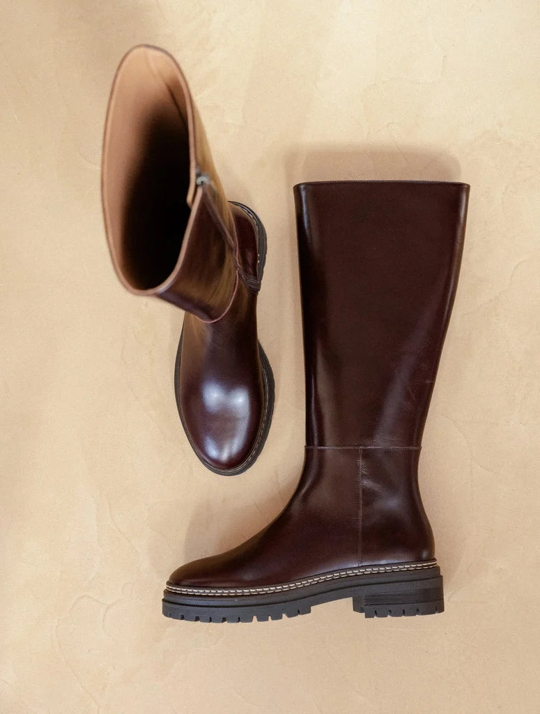 Vue du dessus et de côté des bottes hautes marron glacé Perry BOBBIES FEMME mettant en valeur la doublure en cuir