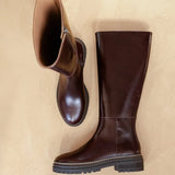 Vue du dessus et de côté des bottes hautes marron glacé Perry BOBBIES FEMME mettant en valeur la doublure en cuir