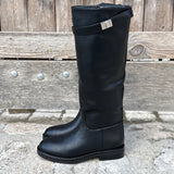 Vue de profil de la botte haute cavalière noire LORA avec sa bride métallique