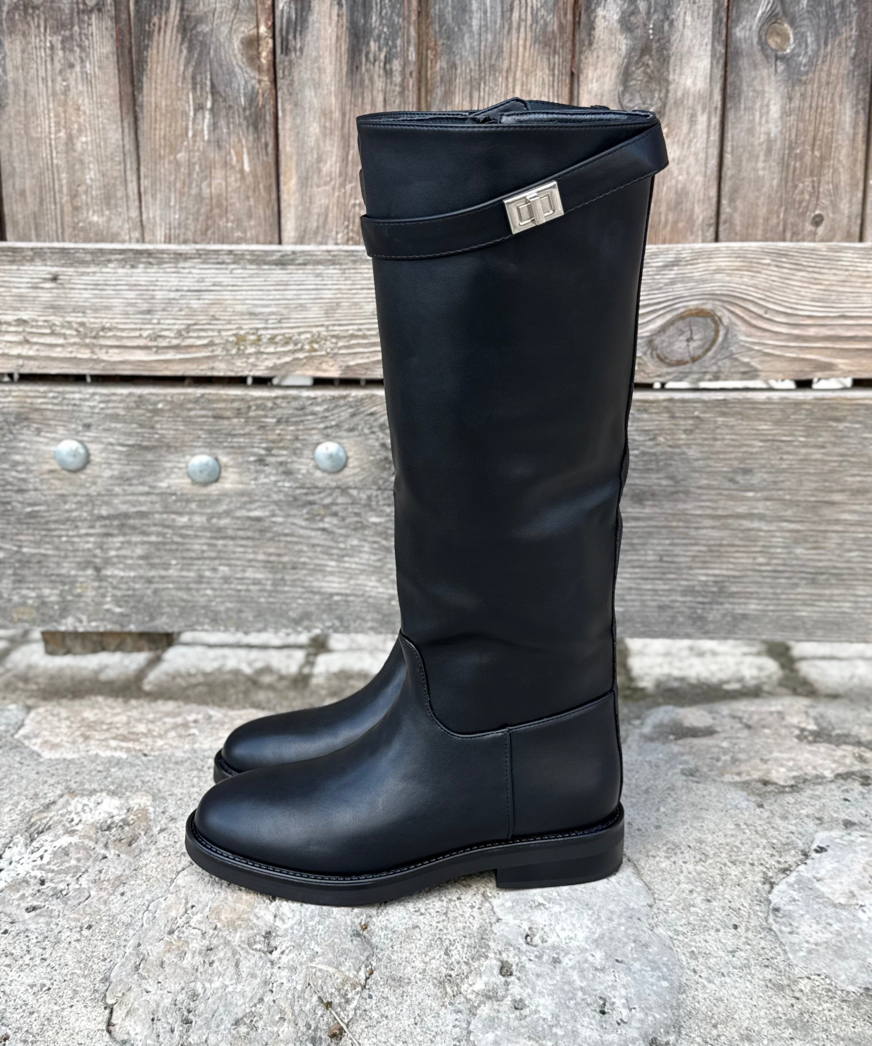Vue de profil de la botte haute cavalière noire LORA avec sa bride métallique