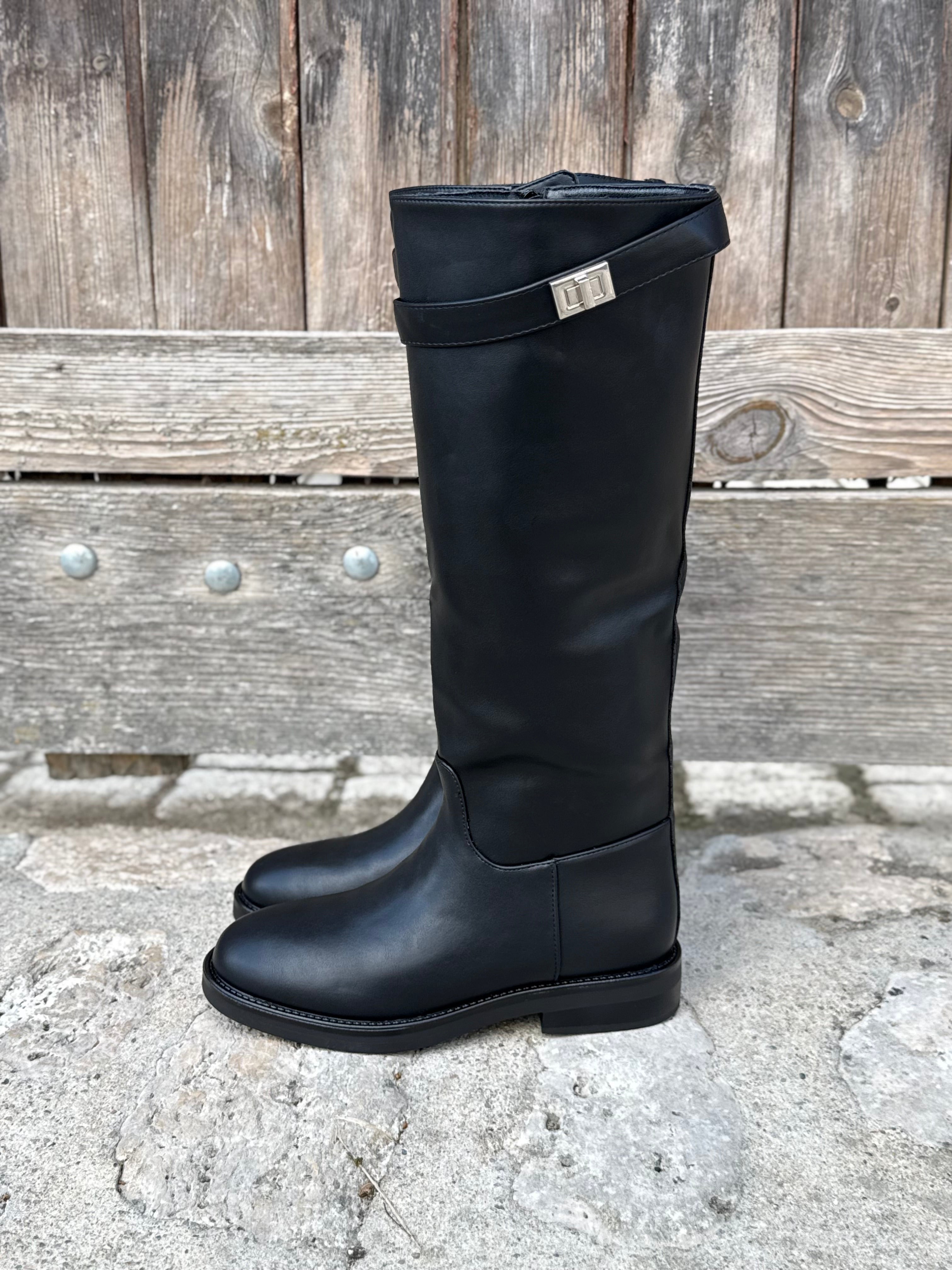 Vue de profil de la botte haute cavalière noire LORA avec sa bride métallique