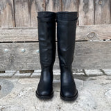 Vue de face de la paire de bottes hautes noires en similicuir LORA
