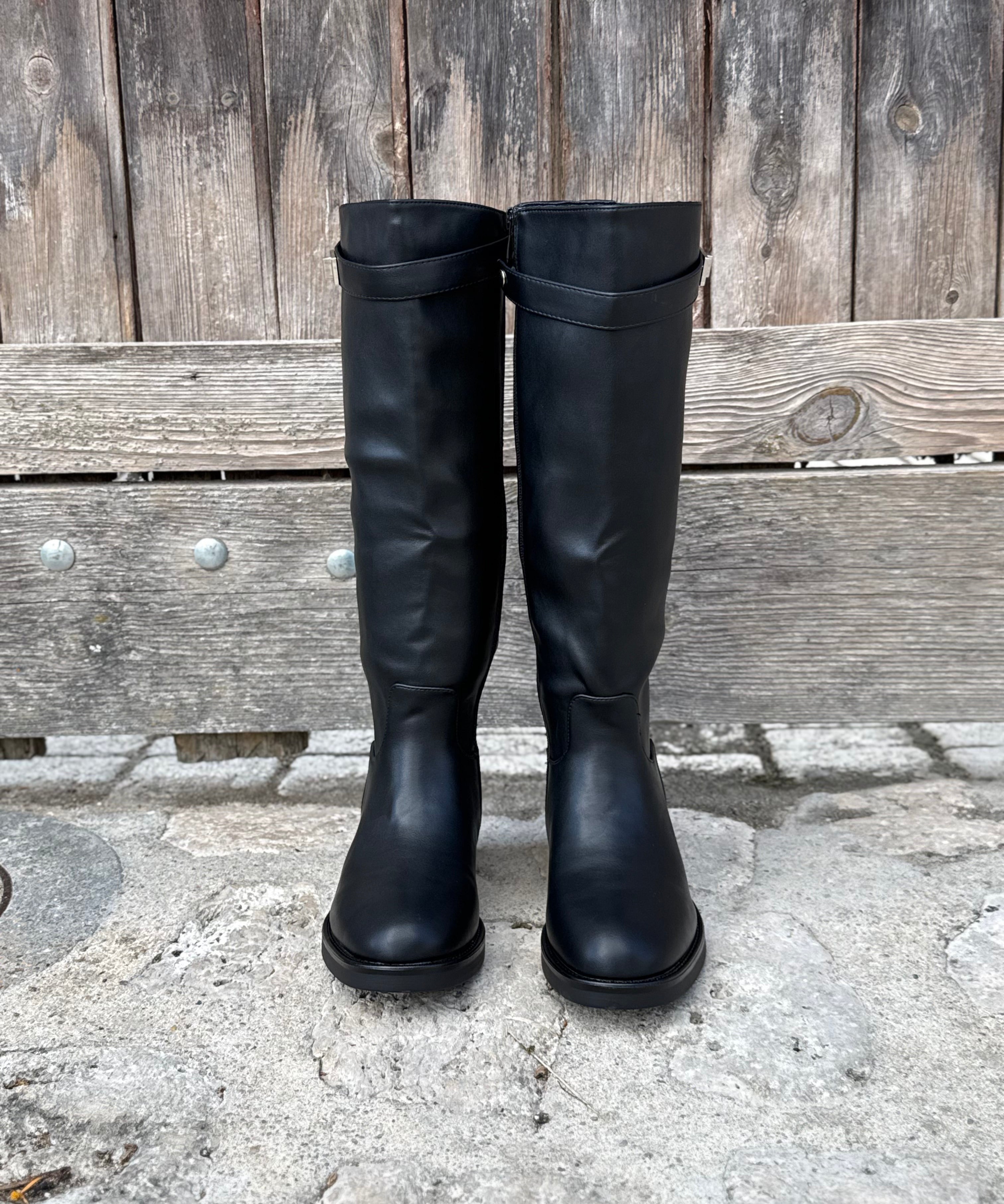 Vue de face de la paire de bottes hautes noires en similicuir LORA