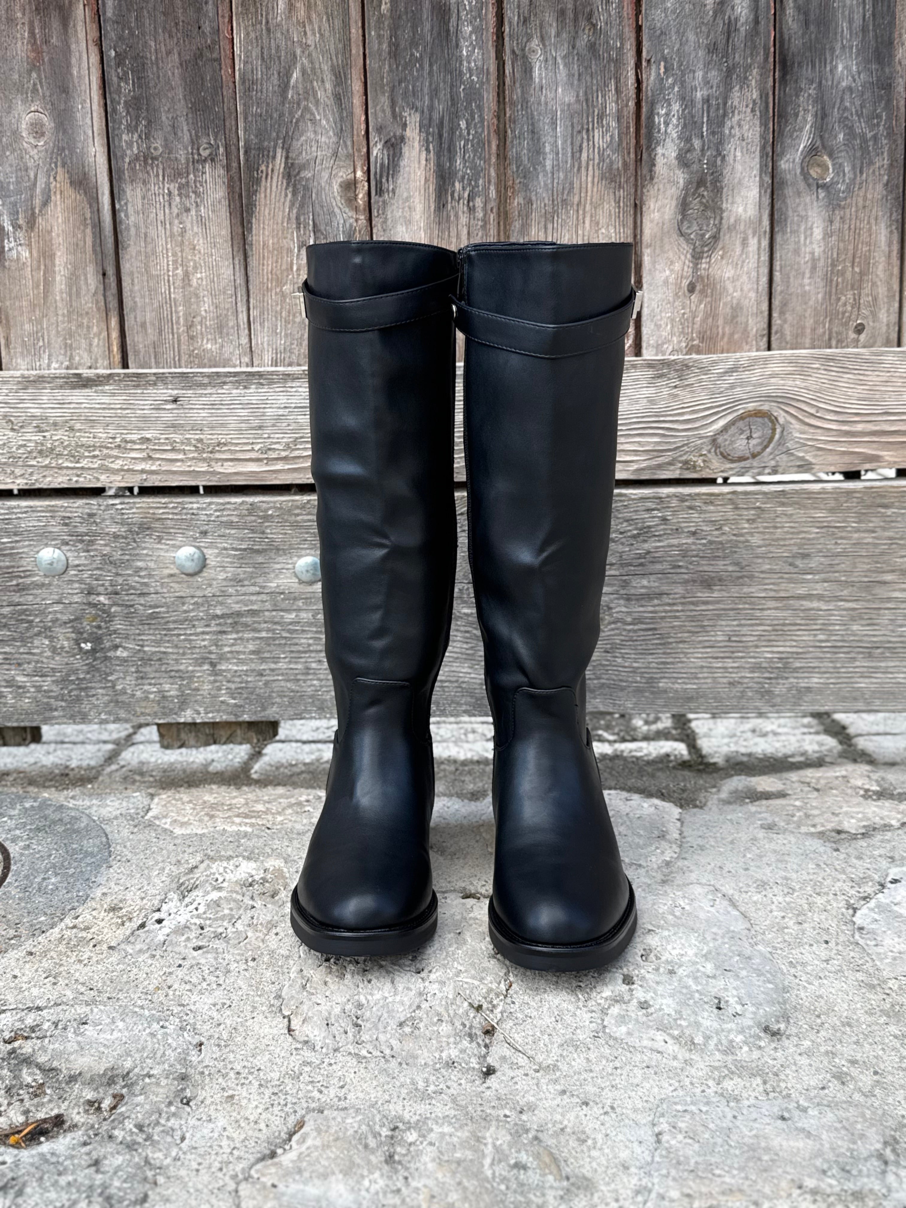 Vue de face de la paire de bottes hautes noires en similicuir LORA