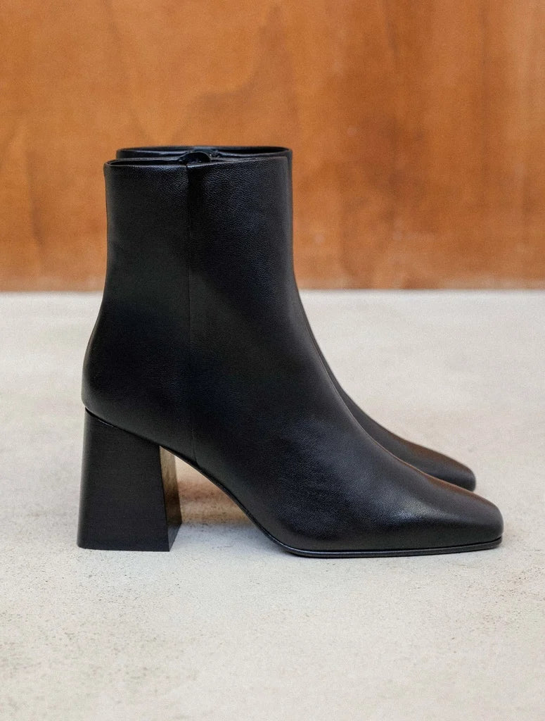 Vue de profil des bottines noires à bout carré Arlo BOBBIES FEMME montrant le talon effet bois