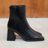 Vue de profil des bottines noires à bout carré Arlo BOBBIES FEMME montrant le talon effet bois