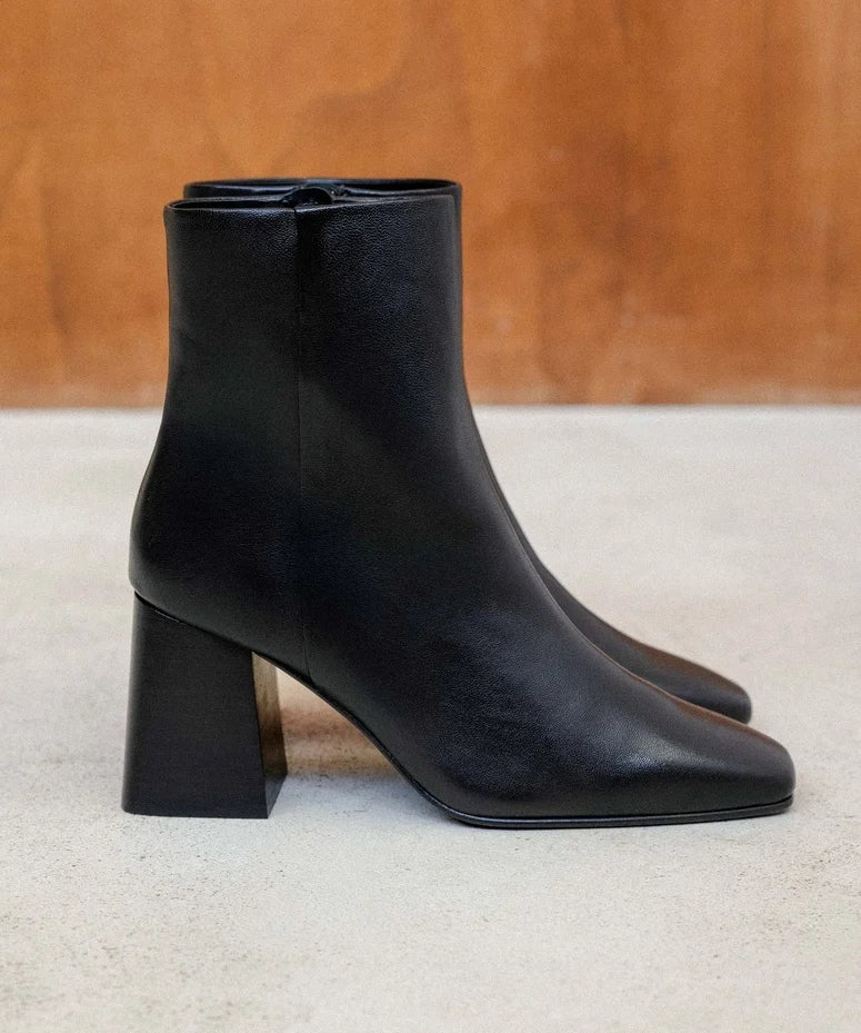 Vue de profil des bottines noires à bout carré Arlo BOBBIES FEMME montrant le talon effet bois