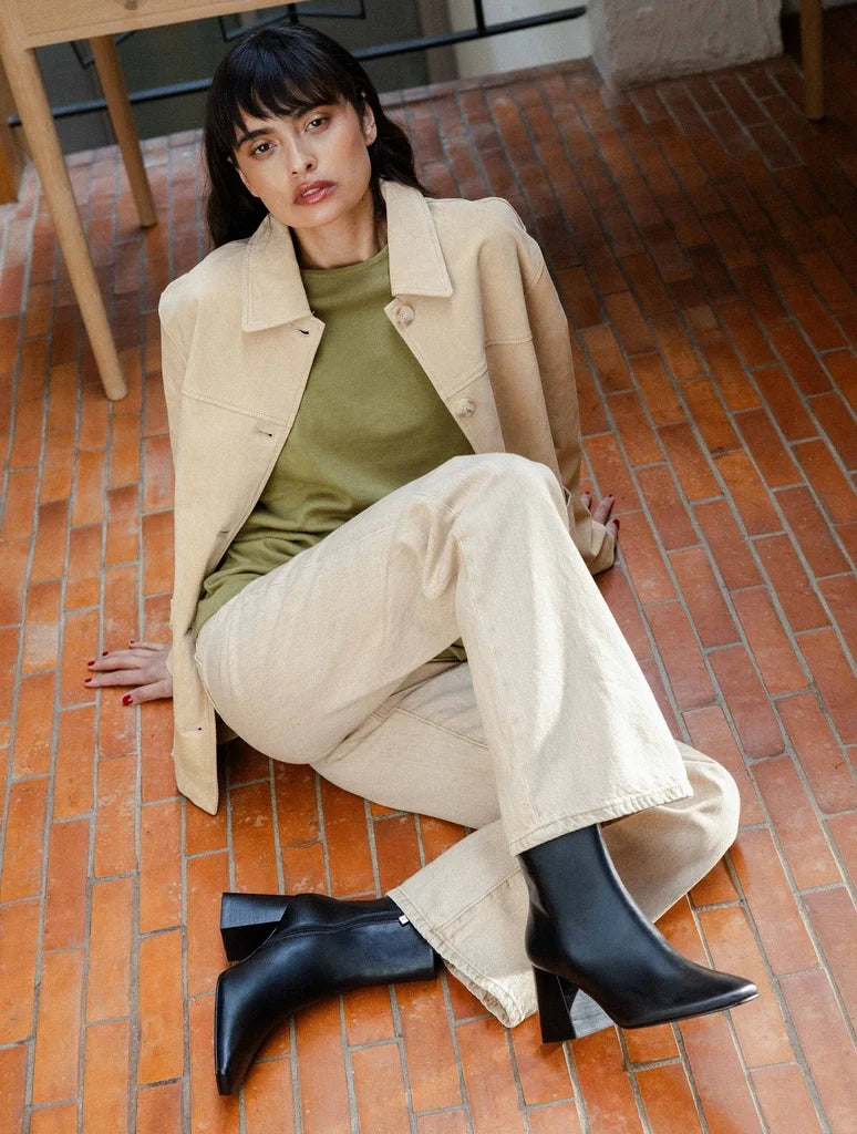 Silhouette complète portée avec les bottines noires à talon Arlo BOBBIES FEMME et un pantalon large