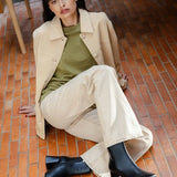 Silhouette complète portée avec les bottines noires à talon Arlo BOBBIES FEMME et un pantalon large