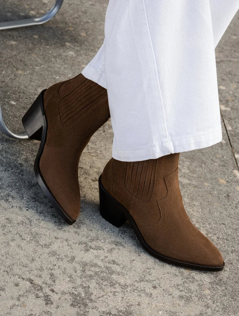 Visuel porté des bottines santiags en cuir suédé brun kaki BOBBIES FEMME Dakota avec un jean blanc