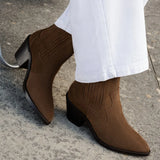 Visuel porté des bottines santiags en cuir suédé brun kaki BOBBIES FEMME Dakota avec un jean blanc