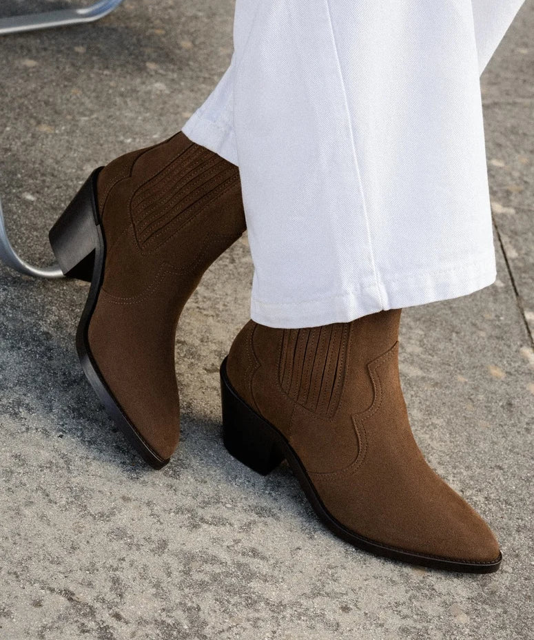 Visuel porté des bottines santiags en cuir suédé brun kaki BOBBIES FEMME Dakota avec un jean blanc