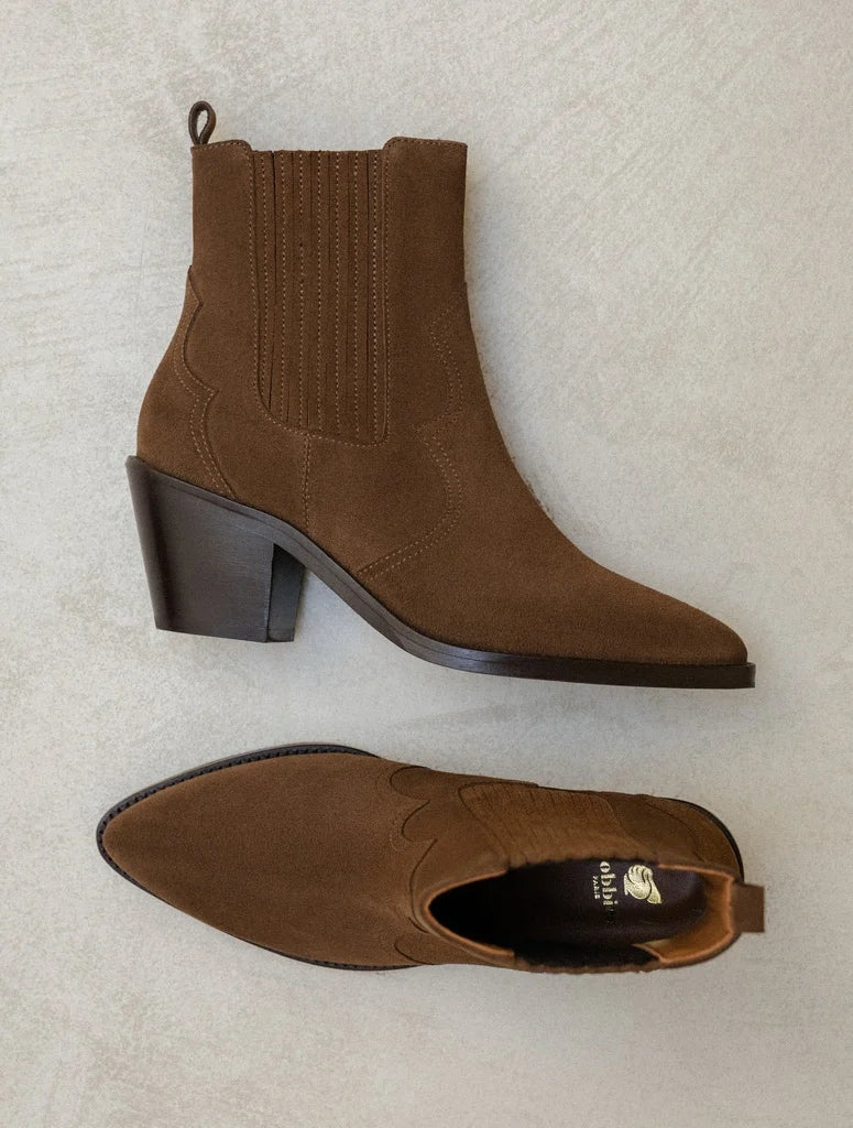 Vue de haut et de profil des bottines en cuir suédé brun kaki BOBBIES FEMME Dakota révélant le talon biseauté et l'intérieur