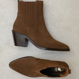 Vue de haut et de profil des bottines en cuir suédé brun kaki BOBBIES FEMME Dakota révélant le talon biseauté et l'intérieur