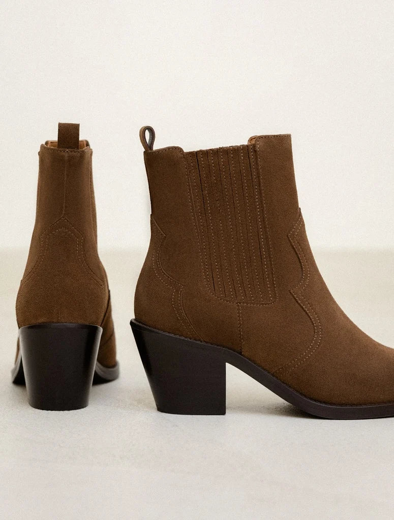 Vue de dos et de profil des bottines en cuir suédé brun kaki BOBBIES FEMME Dakota révélant le talon biseauté