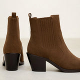 Vue de dos et de profil des bottines en cuir suédé brun kaki BOBBIES FEMME Dakota révélant le talon biseauté