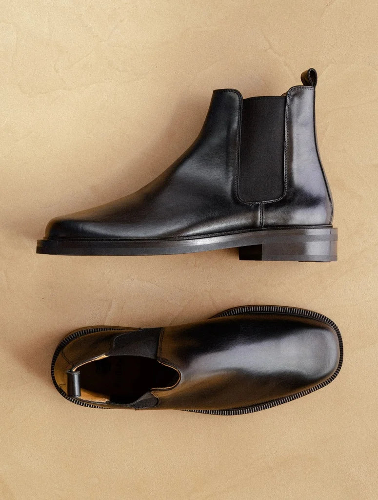 Vue de dessus et de côté des Chelsea boots en cuir noir Grant BOBBIES HOMME