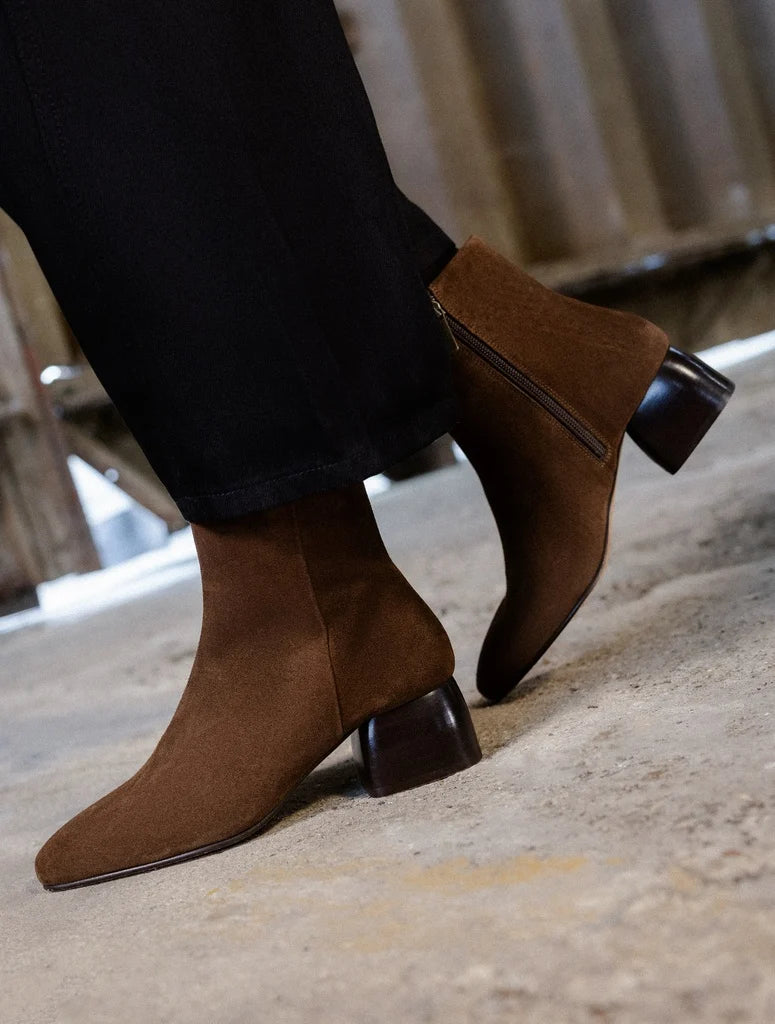 Visuel porté de profil des bottines à talon en cuir suédé marron rockies BOBBIES FEMME Janis avec un pantalon noir
