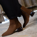 Visuel porté de profil des bottines à talon en cuir suédé marron rockies BOBBIES FEMME Janis avec un pantalon noir