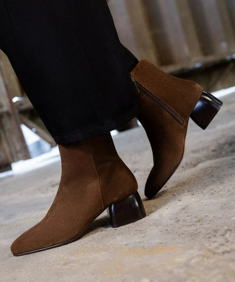 Visuel porté de profil des bottines à talon en cuir suédé marron rockies BOBBIES FEMME Janis avec un pantalon noir
