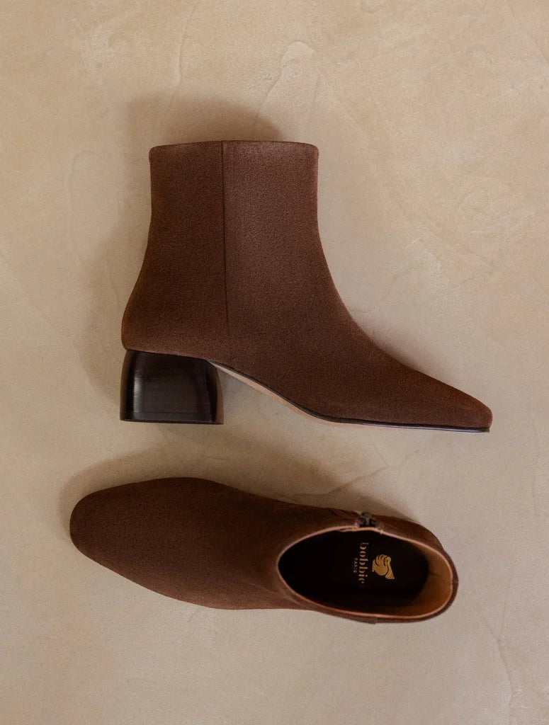 Vue du dessus et de profil des bottines marron Janis BOBBIES FEMME montrant le bout carré et la semelle cuir