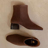 Vue du dessus et de profil des bottines marron Janis BOBBIES FEMME montrant le bout carré et la semelle cuir