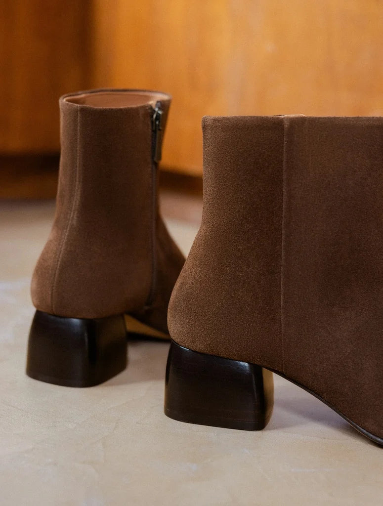 Zoom arrière sur la tige ajustée et le talon de 4,5 cm effet bois des bottines BOBBIES FEMME Janis