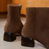 Zoom arrière sur la tige ajustée et le talon de 4,5 cm effet bois des bottines BOBBIES FEMME Janis