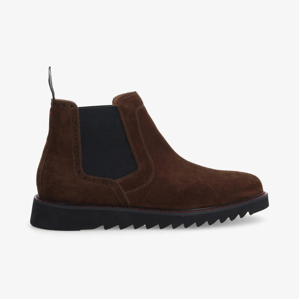 Vue de profil de la bottine Chelsea Schmoove Ripple marron montrant les perforations brogues et la semelle crantée noire à fil rouge