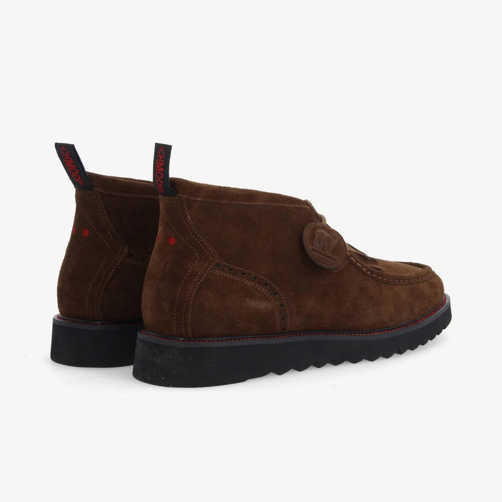 Vue de dos de la bottine Chukka Schmoove Ripple marron montrant la pastille logo et la semelle crantée à liseré rouge