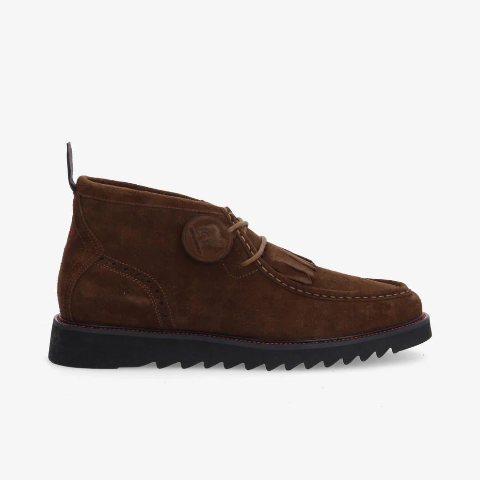 Vue de profil de la bottine Chukka Schmoove Ripple marron montrant la pastille logo et la semelle crantée à liseré rouge