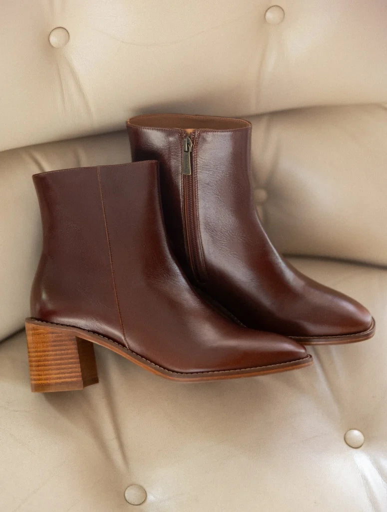 Visuel de profil des bottines à talon mi-hauteur en cuir patiné marron Turkish Coffee BOBBIES FEMME Sienna