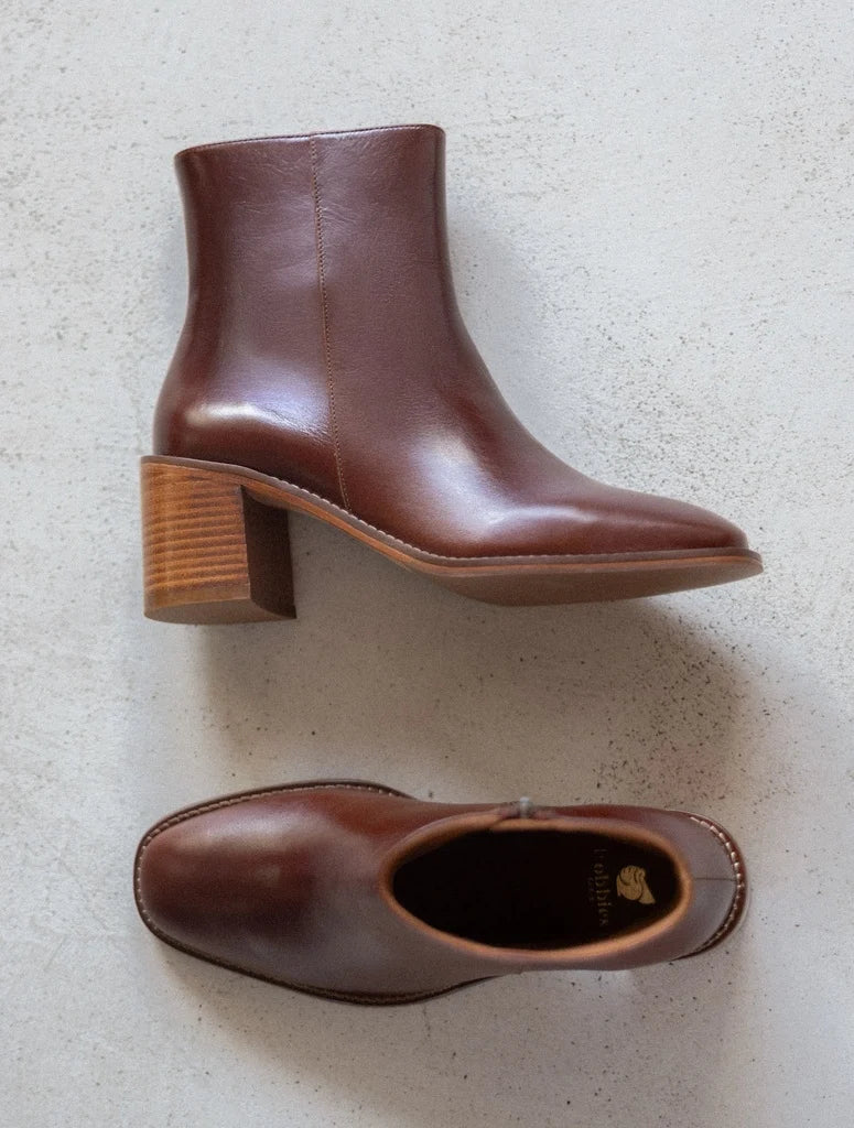Vue du dessus et de profil des bottines marron acajou Sienna BOBBIES FEMME révélant la semelle et l'intérieur cuir