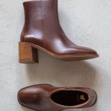 Vue du dessus et de profil des bottines marron acajou Sienna BOBBIES FEMME révélant la semelle et l'intérieur cuir